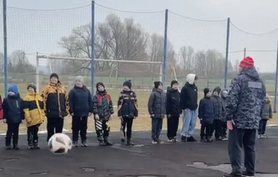 02.03.2025  в д. Губино провели Семейный футбол, приуроченный празднованию Масленицы