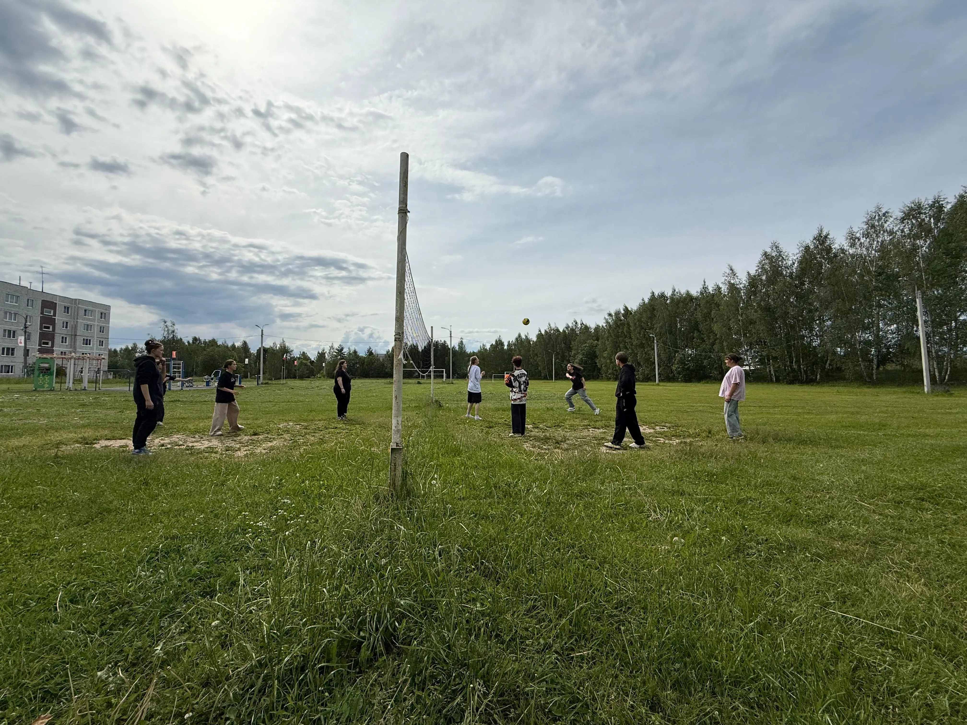 Сегодня в д. Савинская провели Семейный волейбол, посвящённый Дню защиты детей Инструктор Думнова Татьяна Сергеевна